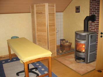 Behandlungsliege am Holzofen